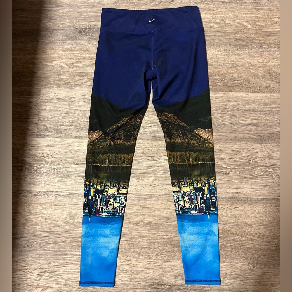 Alo Yoga Mountain Cityscape Leggings